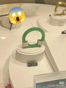 Ánh Sáng Sau Cánh Cửa Sắt