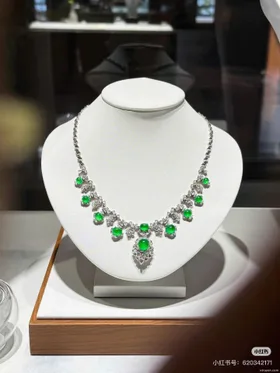 Cái Giá Của Một Chiếc Vòng Ngọc