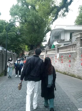 Khoá Chặt Tình Yêu 10 Năm