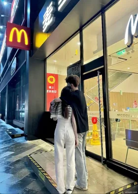 Livestream Ngoại Tình