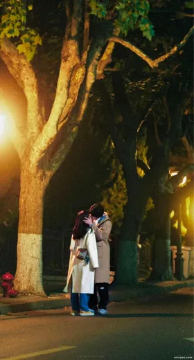 Tám Năm Yêu Thương Hoá Trò Cười